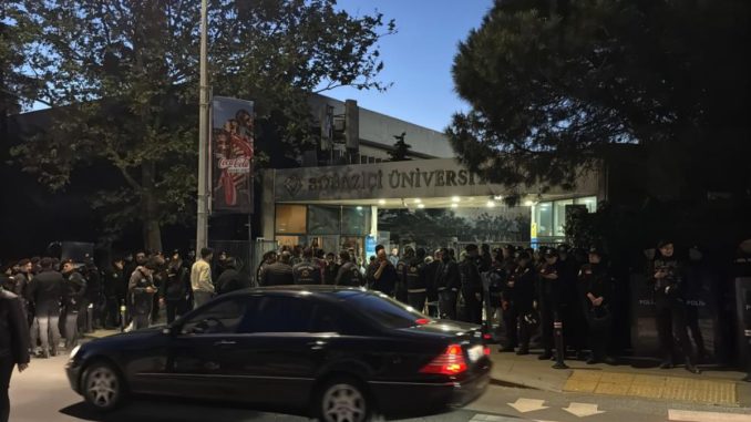 bogazici-universitesinde-gostericiler-polise-saldirdi-97-gozalti-Fq5OdK9K.jpg