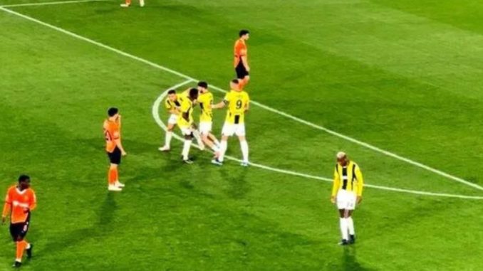 dusan-tadic-ve-anderson-talisca-ortasinda-gerginlik-aTaIvjO2.jpg