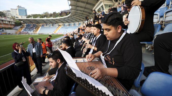 kasimpasa-trabzonspor-maci-oncesinde-muzik-aktifligi-yapildi-hLXPdcvG.jpg
