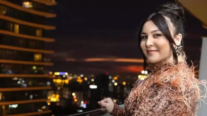 komedyen-yasemin-sakallioglunun-12-kiloluk-kiyafeti-gundem-oldu-zRwqWkuA.jpg